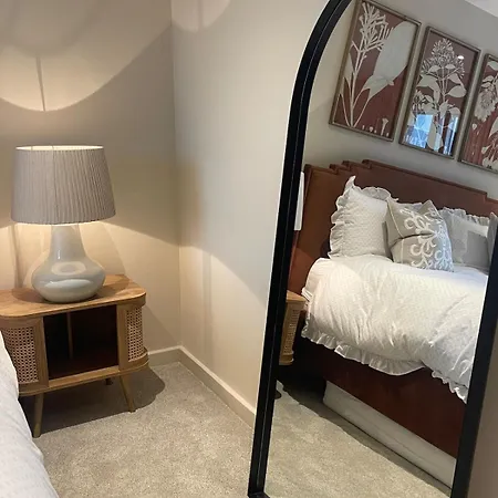 Daire Kings, Hudson Quarter, *