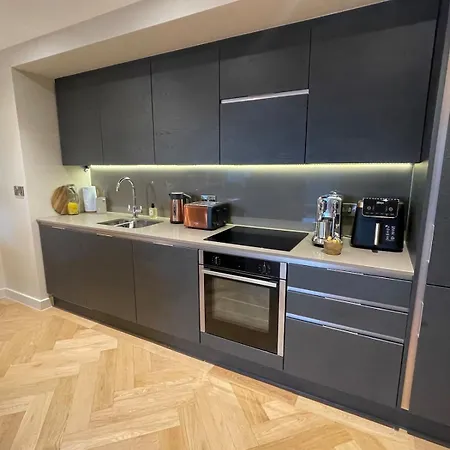 Daire Kings, Hudson Quarter, *